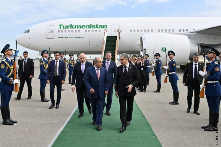 Qurbanqulu Berdiməhəmmədov Azərbaycana səfərə gəlib
