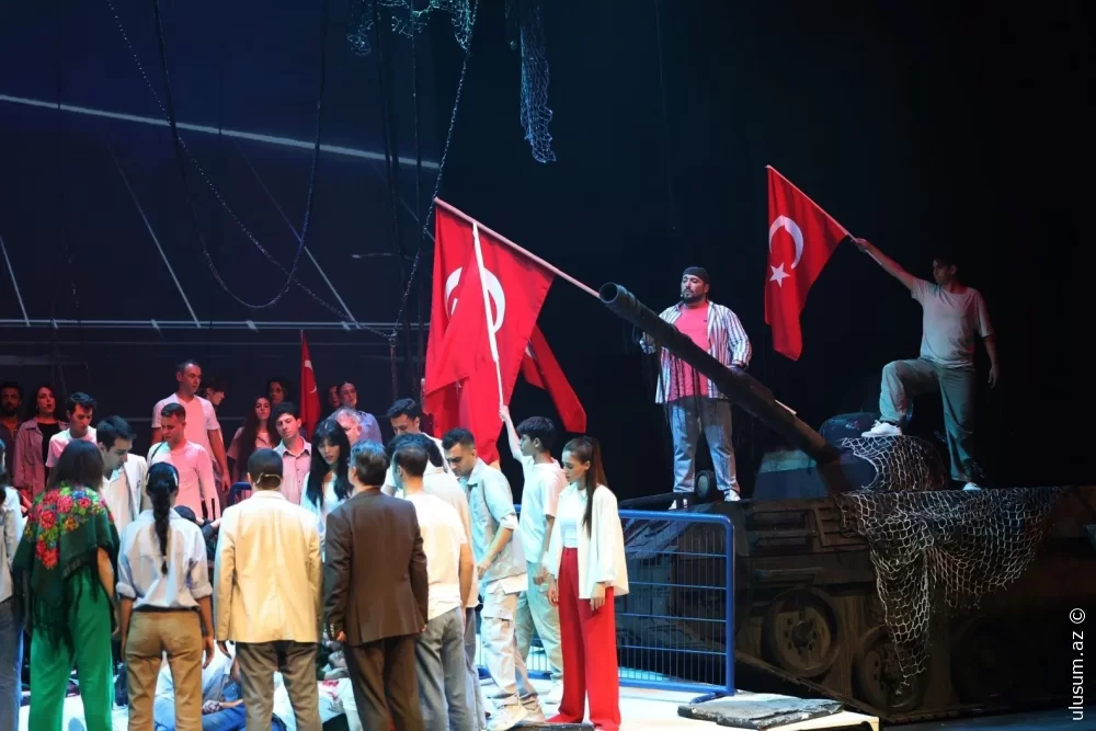Ərdoğan cütlüyü “Ən Uzun Gecə” dastanının ilk nümayişində iştirak etdi