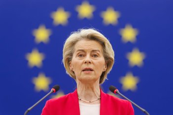 Fon der Leyen “dərsdən yayınan məktəbli qız”la müqayisə olundu