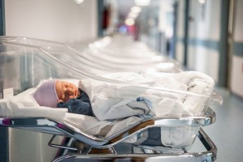 Doğum evində faciə: 6 yaşlı uşaq körpəni yerə saldı, körpə öldü