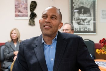 Jeffries: “Tramp Putin qarşısında diz çökür, Ukraynanı müdafiə etmir!”