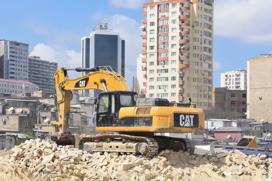 "Sovetski"də qəzalı binaların söküntüsünə başlanılıb
