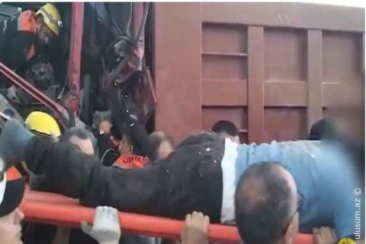 Balaxanıda yük maşınları toqquşdu: iki sürücü xilas edildi - VİDEO
