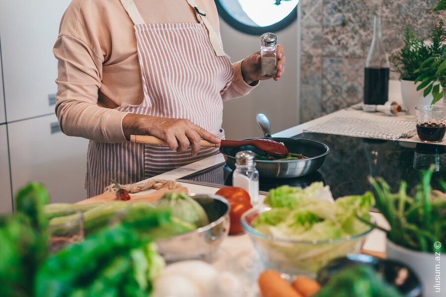 Nutrisioloq faydalı və zərərli bişirmə üsullarını açıqladı