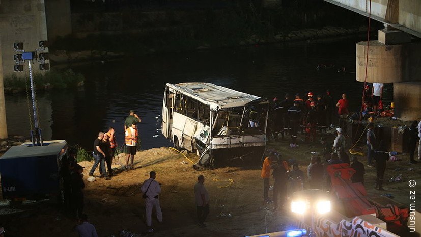Benində avtobus çaya aşıb: Həlak olan və itkin düşənlər var