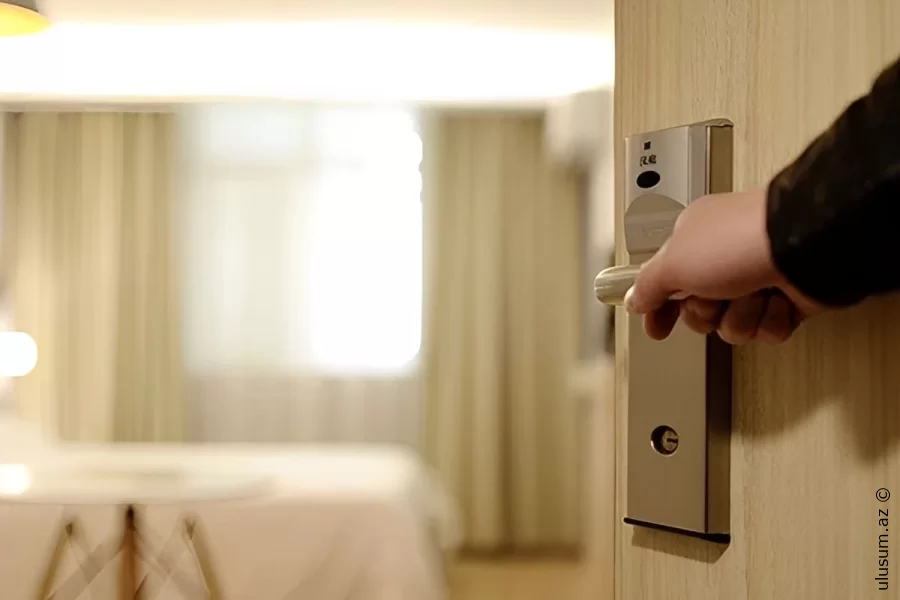 Bakıda qadın hoteldə öldürüldü: Oğlu şübhəli bilinir