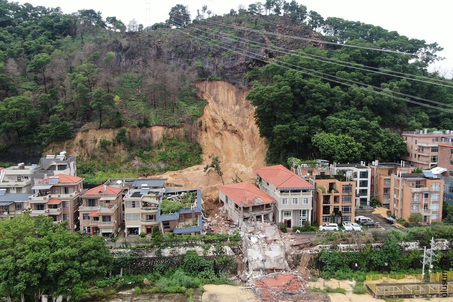 Çində torpaq sürüşməsi: 14 nəfər dağıntılar altında qaldı – Ölənlər var