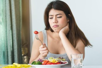 Menstruasiya zamanı uzaq durmalı olduğunuz qidalar