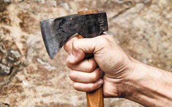 Qusarda kişi arvadı və qaynını baltalayıb