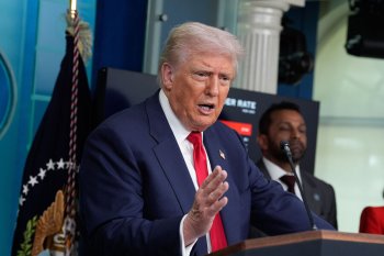 Politico Trampın Kiyevə təhlükəsizlik zəmanəti şərtini açıqladı