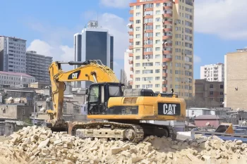 "Sovetski"də qəzalı binaların söküntüsünə başlanılıb