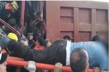 Balaxanıda yük maşınları toqquşdu: iki sürücü xilas edildi - VİDEO