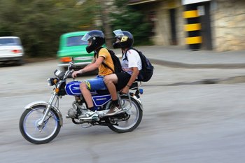 Azyaşlıların moped sürməsi təhlükə saçır – DYP-dən xəbərdarlıq
