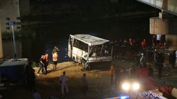 Benində avtobus çaya aşıb: Həlak olan və itkin düşənlər var