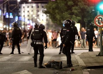Serbiyada etirazlar: 6 polis yaralandı, 38 nəfər saxlanıldı