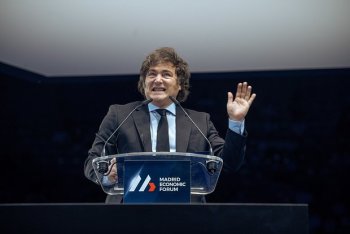 Argentina prezidentinin korteji daş və butulkalarla hücuma məruz qaldı