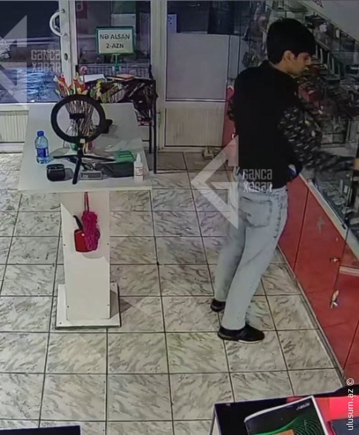 Mağazanın qapısını təpiklə sındırıb oğurluq etdi -  VIDEO