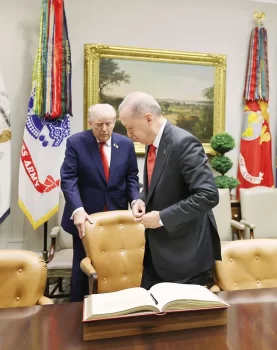 Ərdoğan Ağ Evdə Trampla görüşündə Şərəf kitabını imzalayıb
