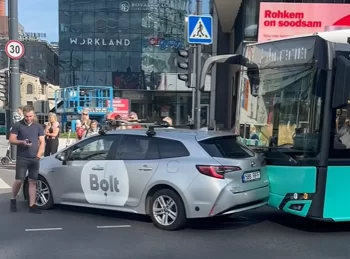 Tallində avtobus və "Bolt" taksi sürücüsü arasında mübahisə: Avtobus qəsdən minik avtomobilinə çırpılıb