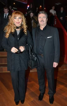 61 yaşlı müğənni 25 il sonra qızının atasına ərə getdi - FOTO
