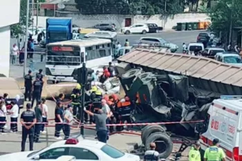 Bakıda yük maşını körpüdən aşaraq avtomobillərin üzərinə düşüb, ölənlər var