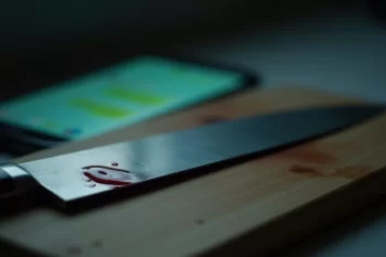Anasını "WhatsApp" mesajına görə bıçaqlayan kişi HƏBS EDİLDİ