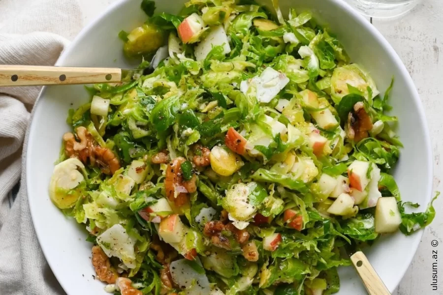 Alma, Qoz və Parmezan ilə Brüssel Kələmi Salatı