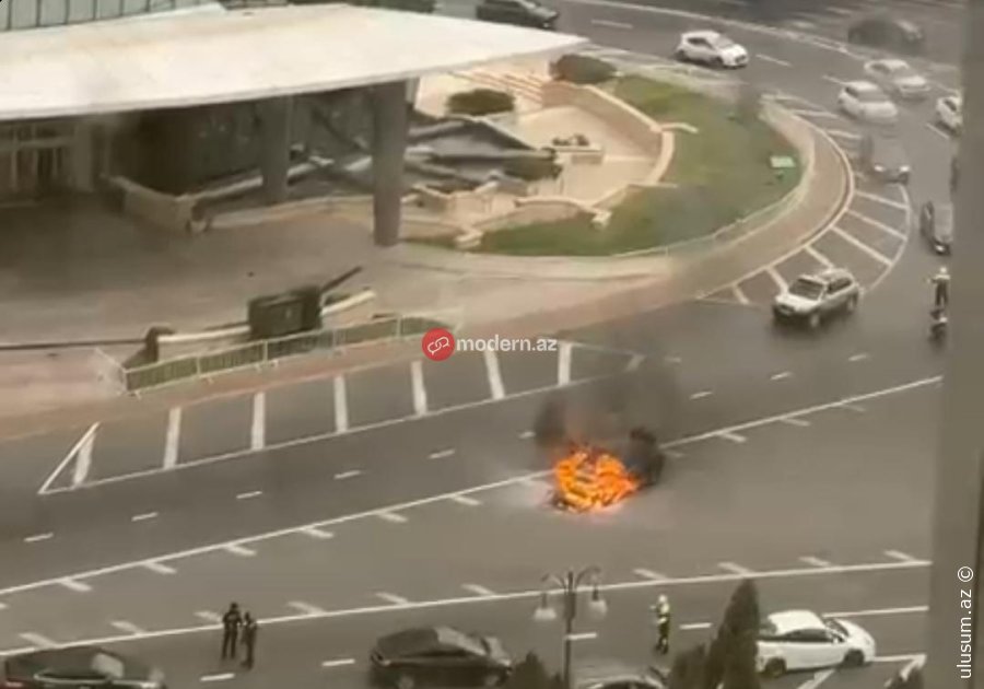 Milli Məclisin qarşısında maşın yanır - ANBAAN GÖRÜNTÜLƏR