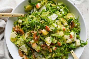Alma, Qoz və Parmezan ilə Brüssel Kələmi Salatı