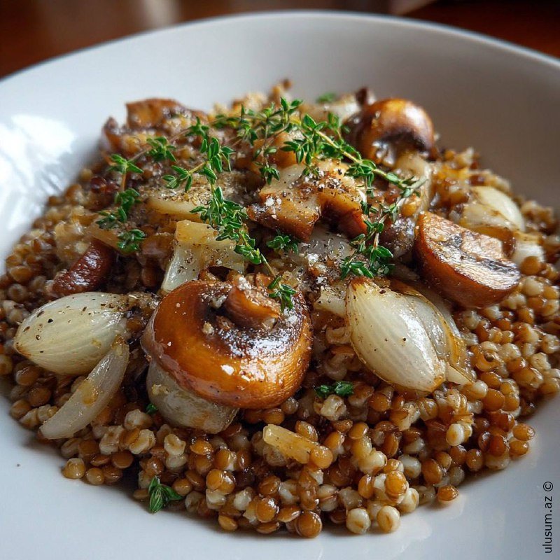 Qarabaşaq göbələk və soğanla