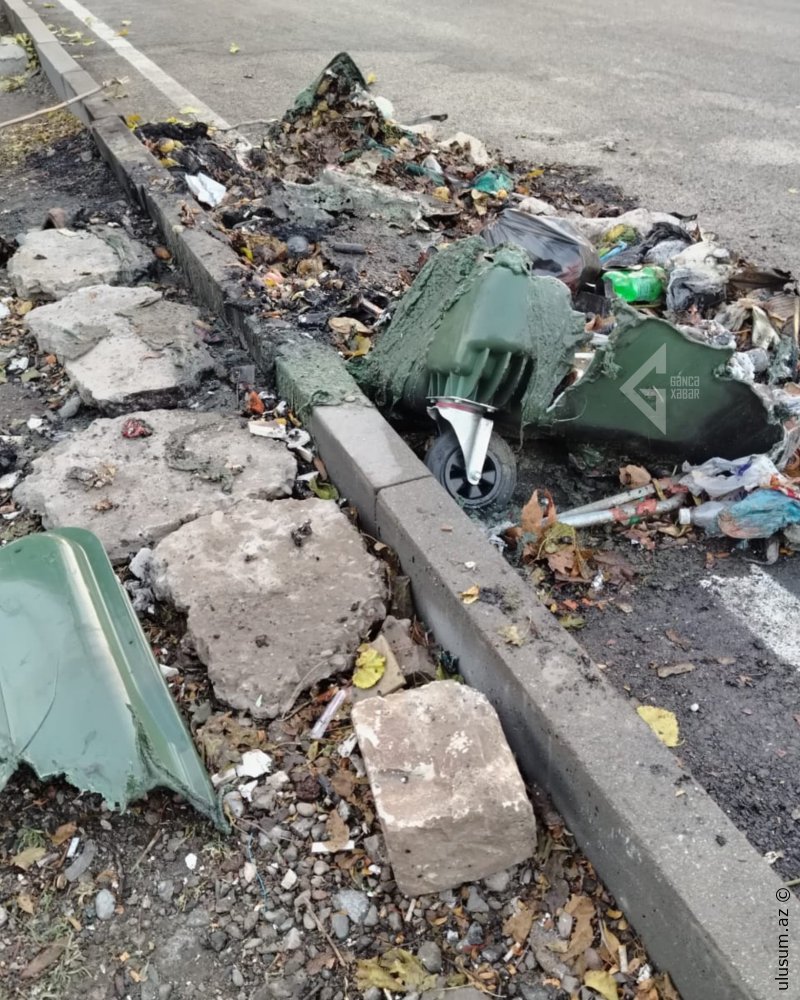 Gəncədə yeni zibil qabları sakinlər tərəfindən məhv edildi