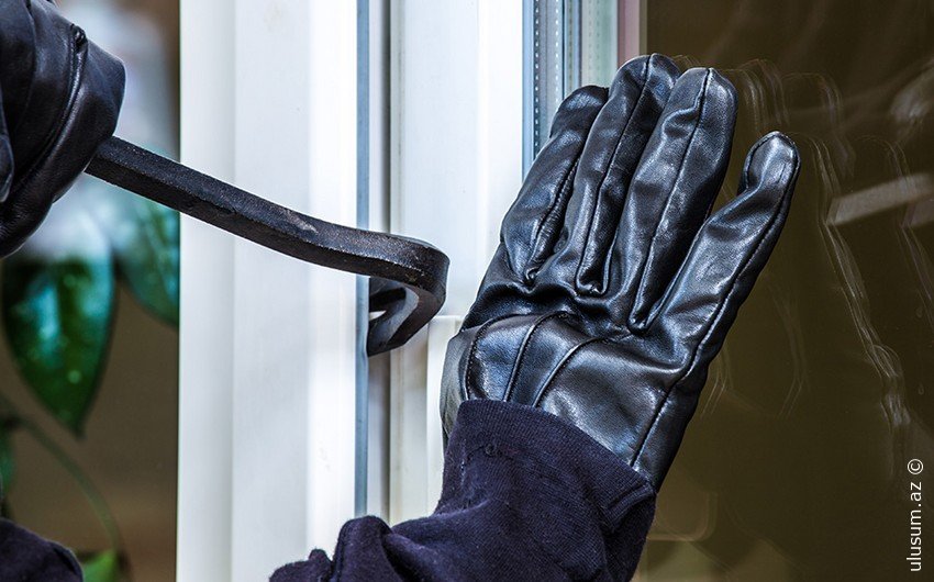 Ev sahibini hədələyib pulunu aldılar