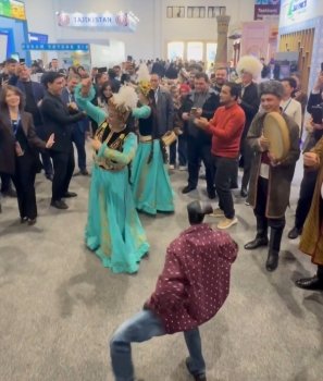 Daşkənd Beynəlxalq Turizm Sərgisində robot rəqs etdi
