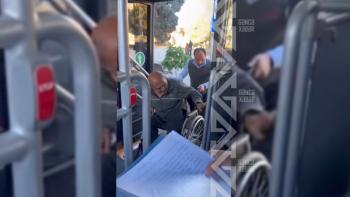 Gəncədə "BakuBus" sürücüsünün əlilə yardımı – Qurma deyilmiş