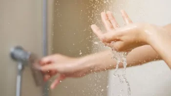 İsti duşda epilepsiyası tutdu, ağır yanıq xəsarətləri ALDI