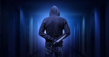 Gəncədə atasının köməyinə gələn gənc ürəyindən bıçaqlanaraq öldürüldü