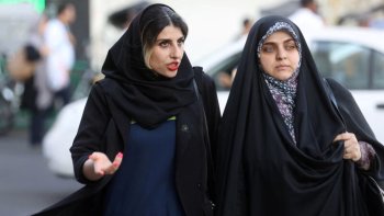 Prezident Məsud Pezeşkiana məcburi hicabın tətbiqi  ilə bağlı göstərişlər verilir