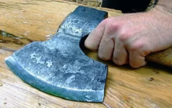 Paytaxtda kişi arvadını baltalayıb öldürdü