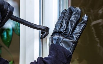 Ev sahibini hədələyib pulunu aldılar