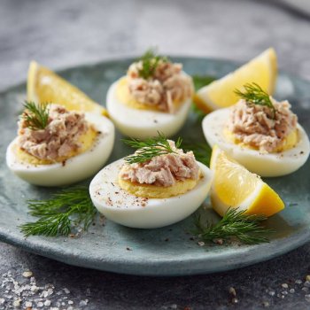 Ton balığı ilə doldurulmuş yumurtalar