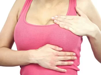 Sinəsi 25 kilo olan qadın bunun çətinliklərindən danışdı