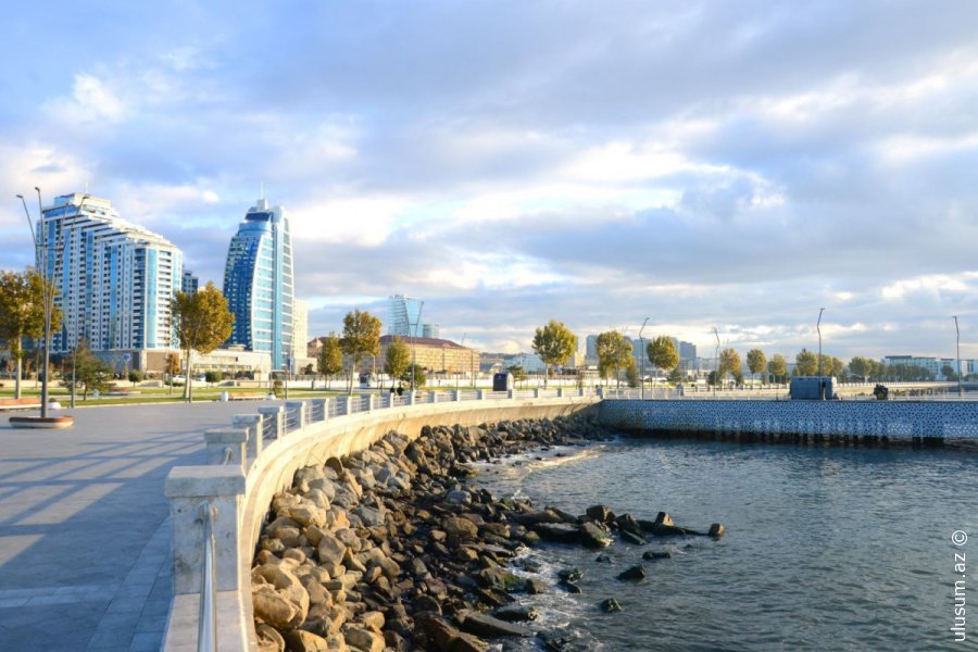 Ağ Şəhər Bulvarında dənizdə batan şəxs xilas edildi  -  VİDEO