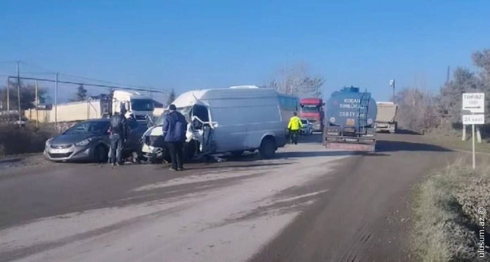 Qubada yük avtomobili avtobusla toqquşub, ölən var