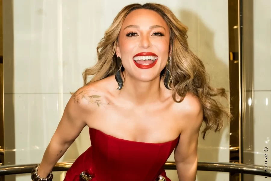 Ziynet Sali qırmızı libası ilə sosial mediada diqqət mərkəzinə çevrildi