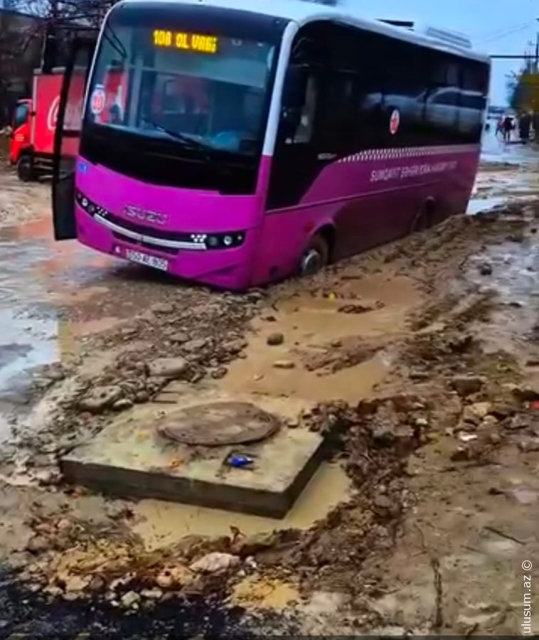 Sumqayıtda avtobus palçıqlı yolda batdı