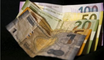 S&P: Azərbaycan manatı sabit qalacaq, amma risklər mövcuddur