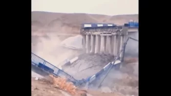 Qazaxıstanda körpü uçub  VİDEO