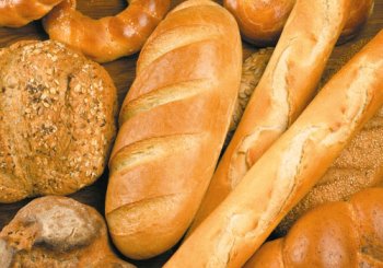 Gəncədə çörəyin ölçüsünə etiraz: 'Üçünü yeməliyəm ki, doyum'