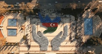 Gəncədə “Dəmir yumruq və Sülh göyərçini” fləşmobu keçirilib