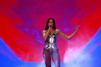 Dua Lipa qastrolunda hər ölkənin hitini səsləndirdi